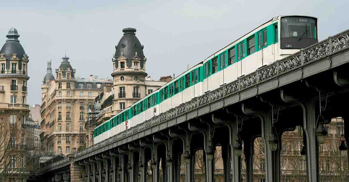 Le réseau du métro parisien continue d'étendre son réseau hors de la capitale