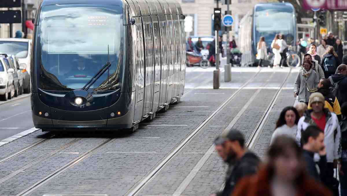 Pourquoi Bordeaux Métropole choisit-elle de garder Kéolis en charge des transports publics en 2023 ?