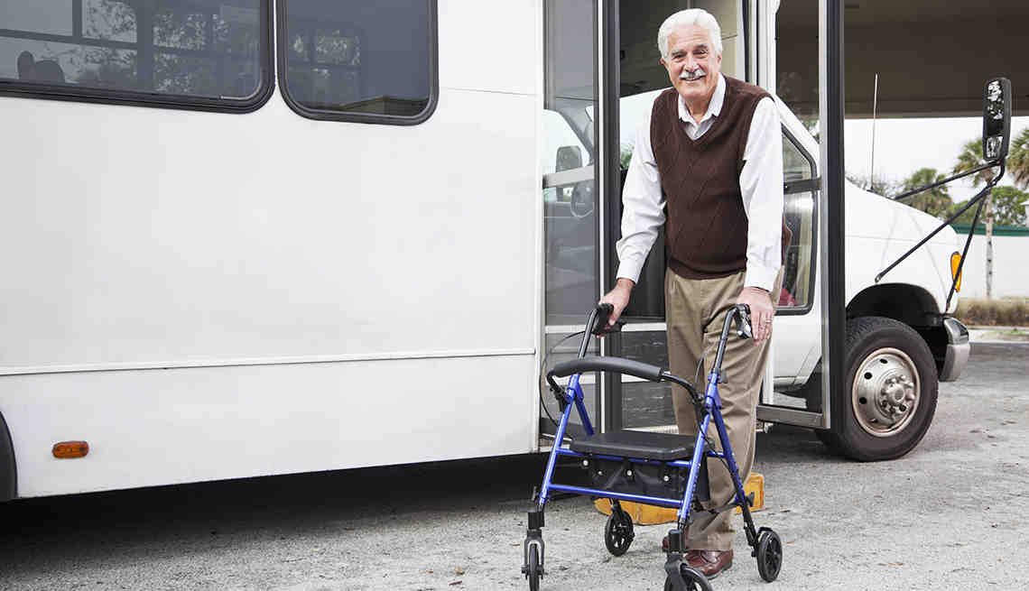 Transport médicalisé des personnes âgées : quelles solutions ?