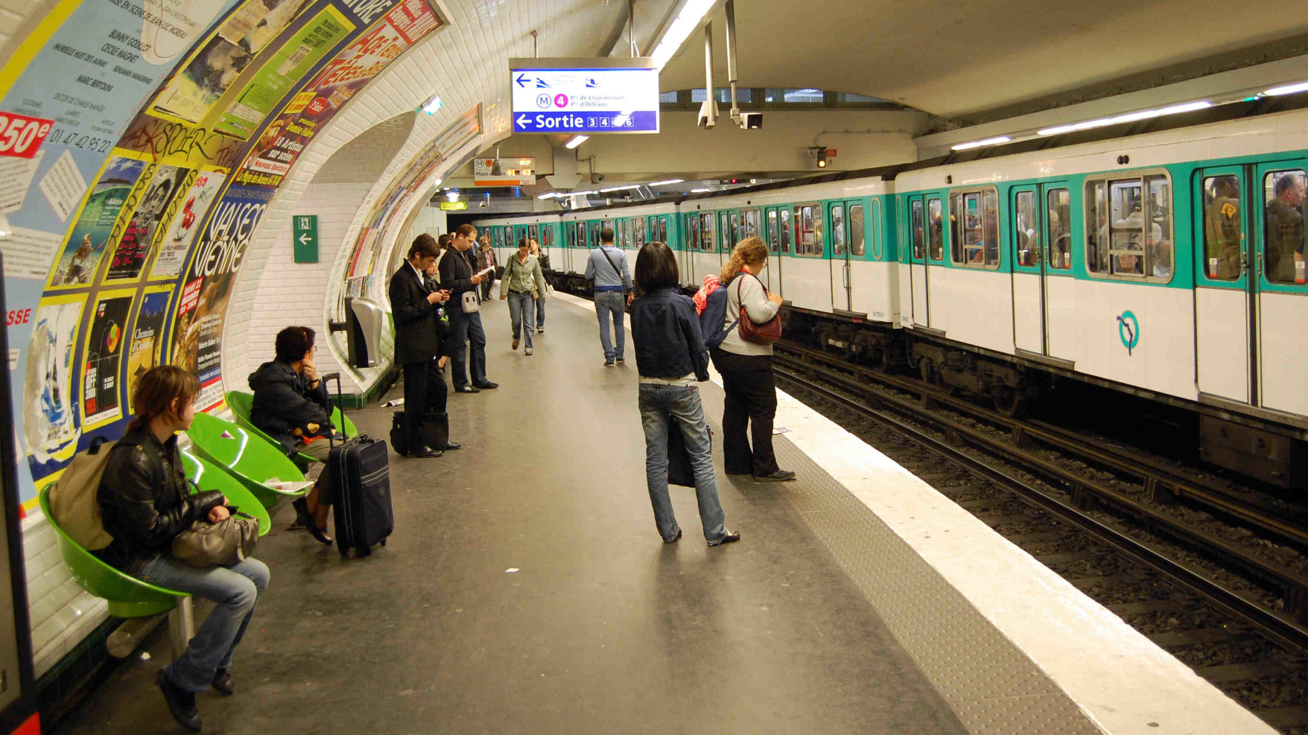 Deux frères partagent leurs astuces pour gagner du temps dans le métro parisien