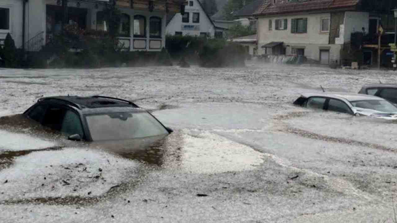 Pluie, rafales de vent et grêlons : les violents orages en Île-de-France en images