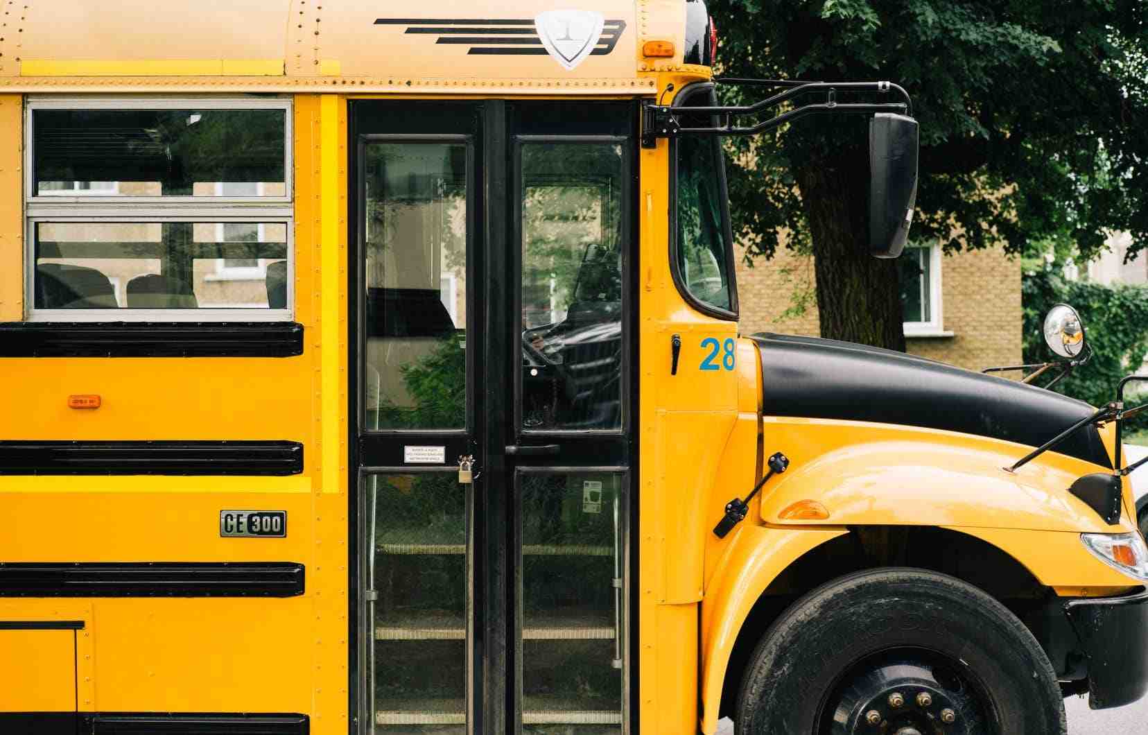 Québec nomme des négociations pour renouveler les contrats des autobus scolaires