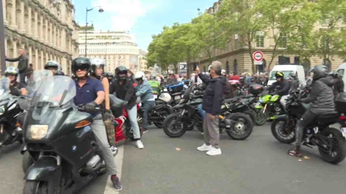 Paris : des centaines de motards manifestent contre le stationnement payant